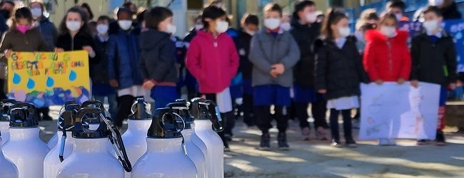 Il Tour Plastic Free di Gesesa accolto dai bambini della scuola di Castelpoto