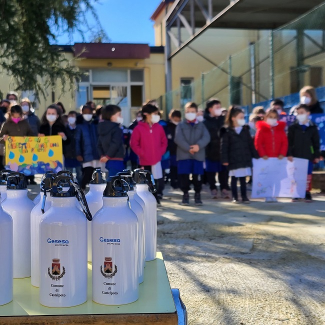 Il Tour Plastic Free di Gesesa accolto dai bambini della scuola di Castelpoto