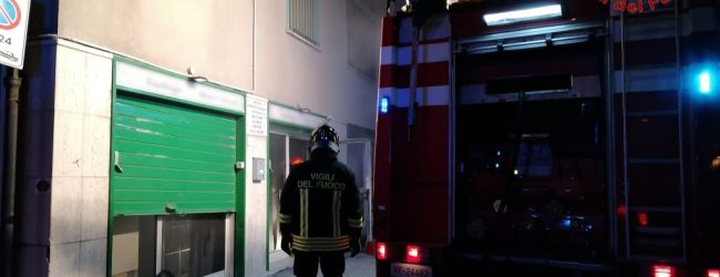 Solofra| Negozio in fiamme, due ore per spegnere l’incendio