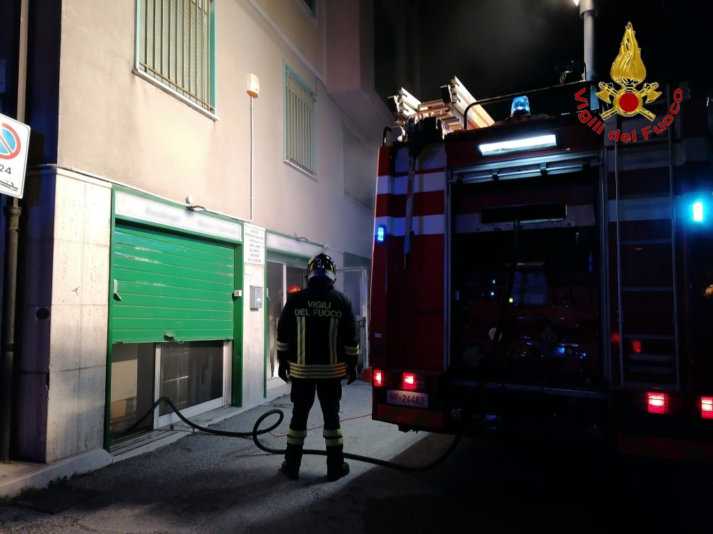 Solofra| Negozio in fiamme, due ore per spegnere l’incendio