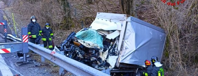 Montemarano| Incidente sull’Ofantina tra un tir e un’auto, tre feriti in ospedale