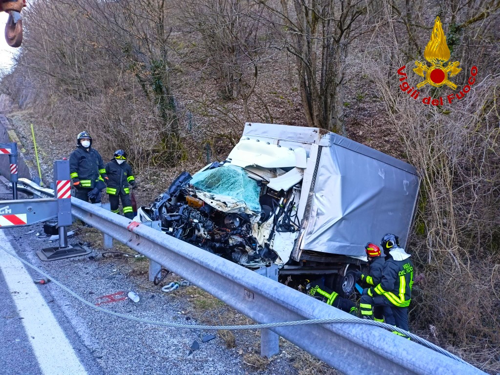 Montemarano| Incidente sull’Ofantina tra un tir e un’auto, tre feriti in ospedale