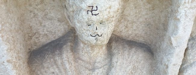 Svastica su una statua della Rocca dei Rettori, Lombardi: “Atto indecente e vergognoso”