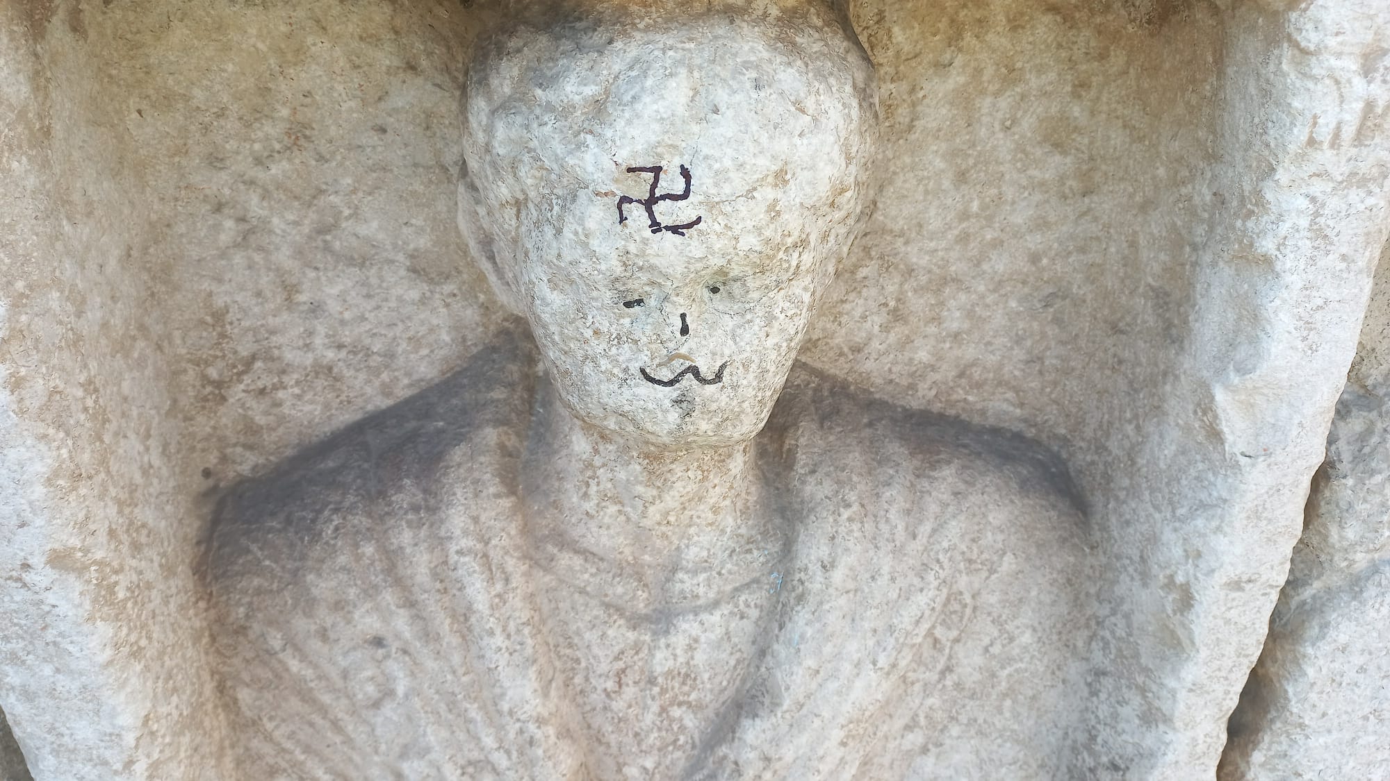 Svastica su una statua della Rocca dei Rettori, Lombardi: “Atto indecente e vergognoso”