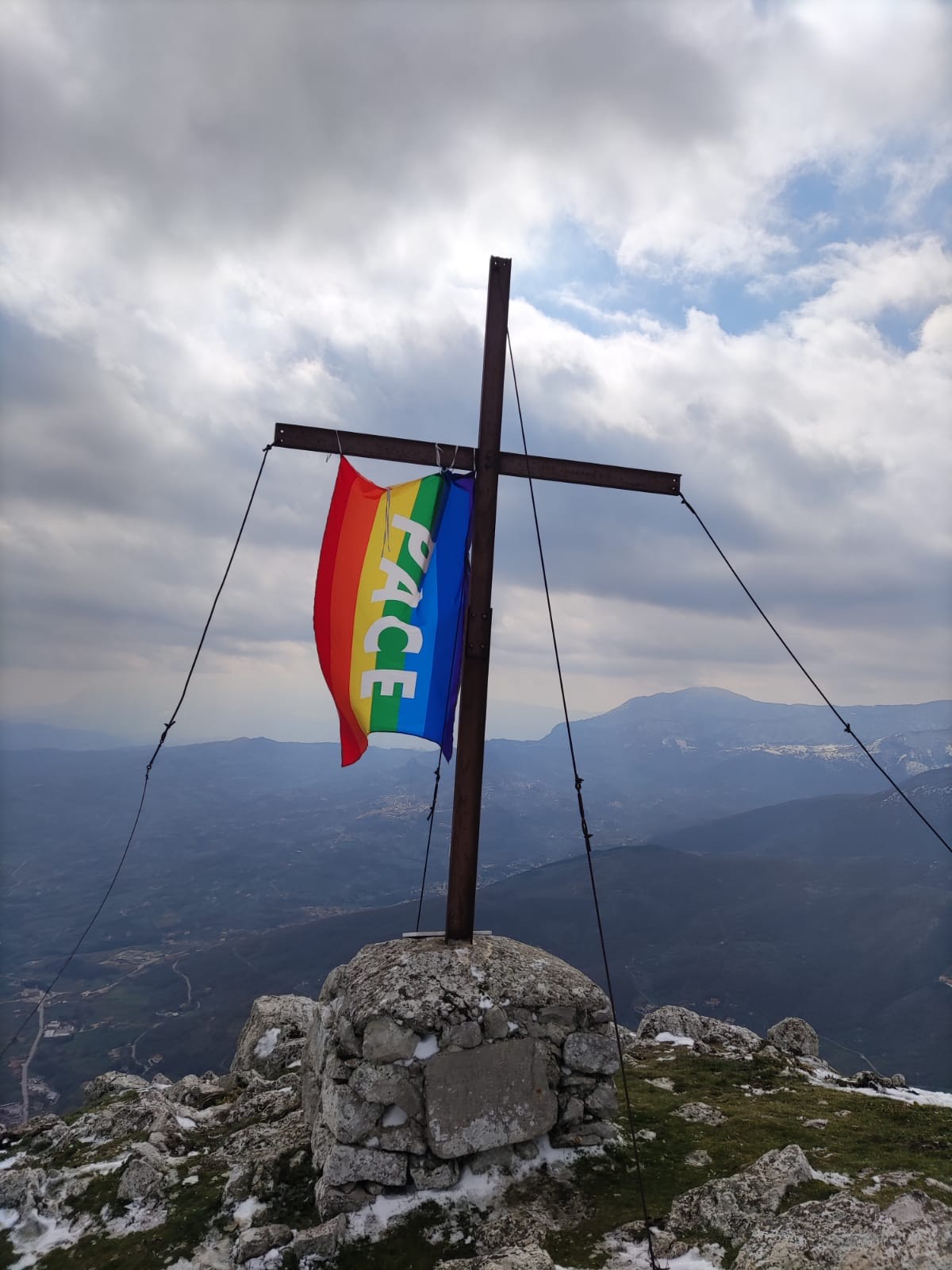 Issata la bandiera della pace sul Monte Pentime