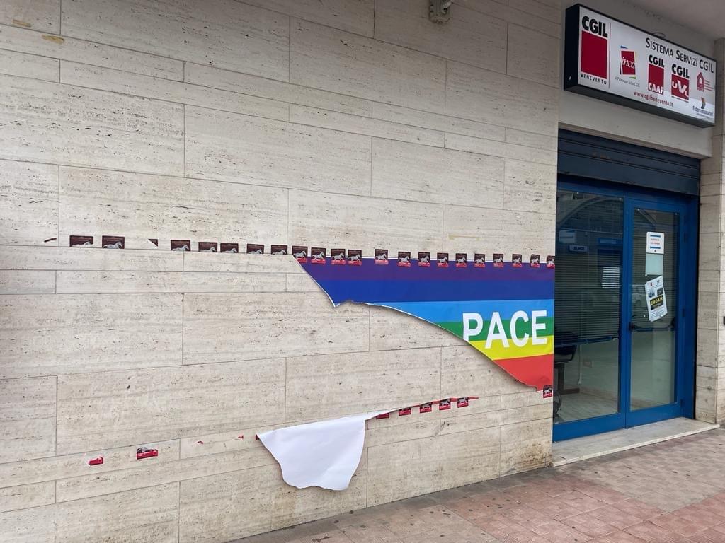 Striscione per la pace distrutto, la denuncia della Cgil Benevento
