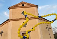 Castelvenere: in cielo un “rosario” di palloncini per la Pace in Ucraina