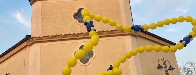 Castelvenere: in cielo un “rosario” di palloncini per la Pace in Ucraina