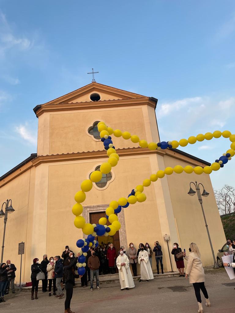 Castelvenere: in cielo un “rosario” di palloncini per la Pace in Ucraina