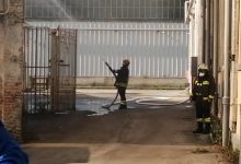 In fiamme deposito al Rione Ferrovia, nessun ferito