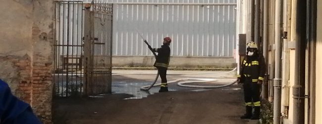In fiamme deposito al Rione Ferrovia, nessun ferito