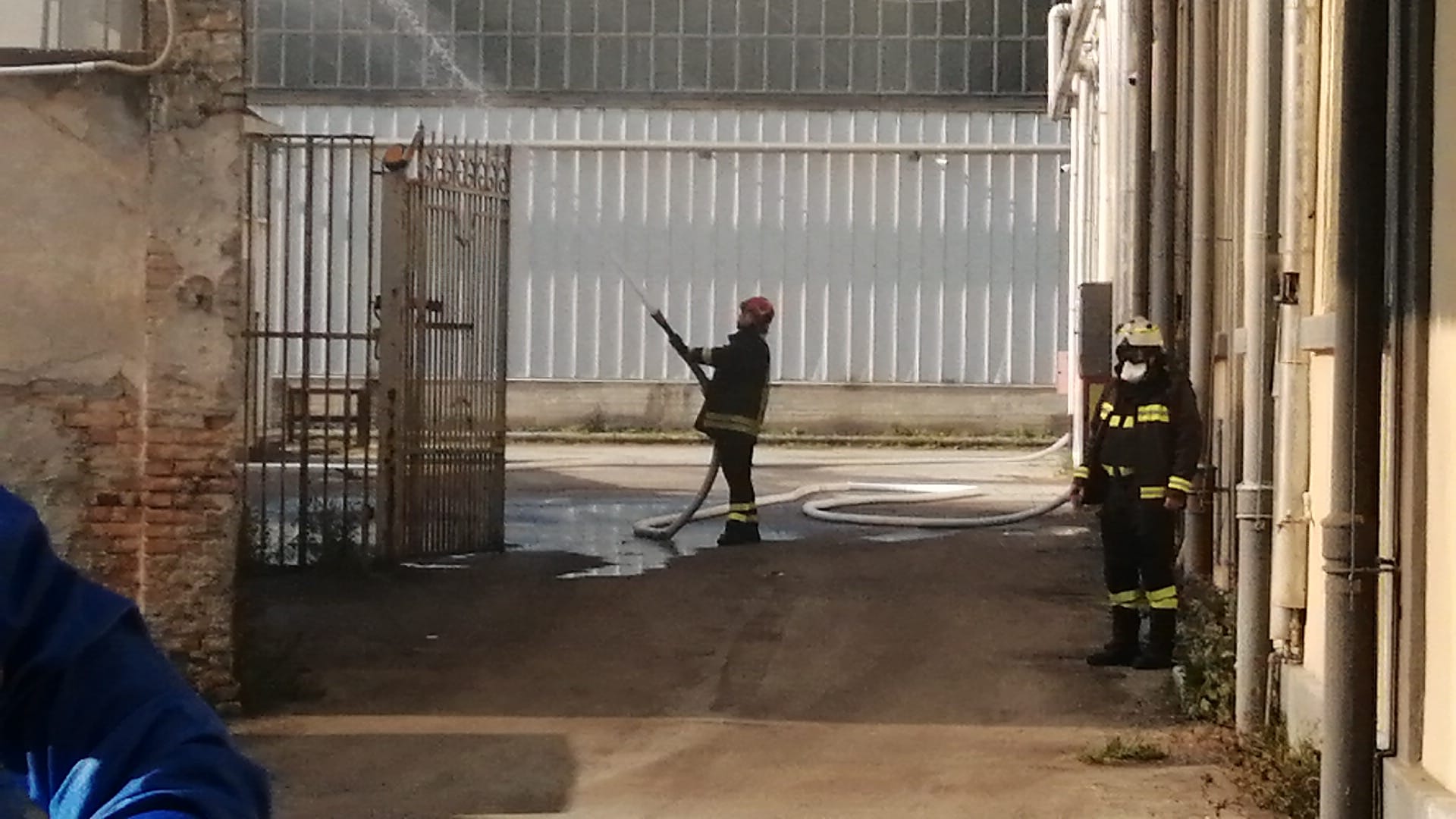In fiamme deposito al Rione Ferrovia, nessun ferito