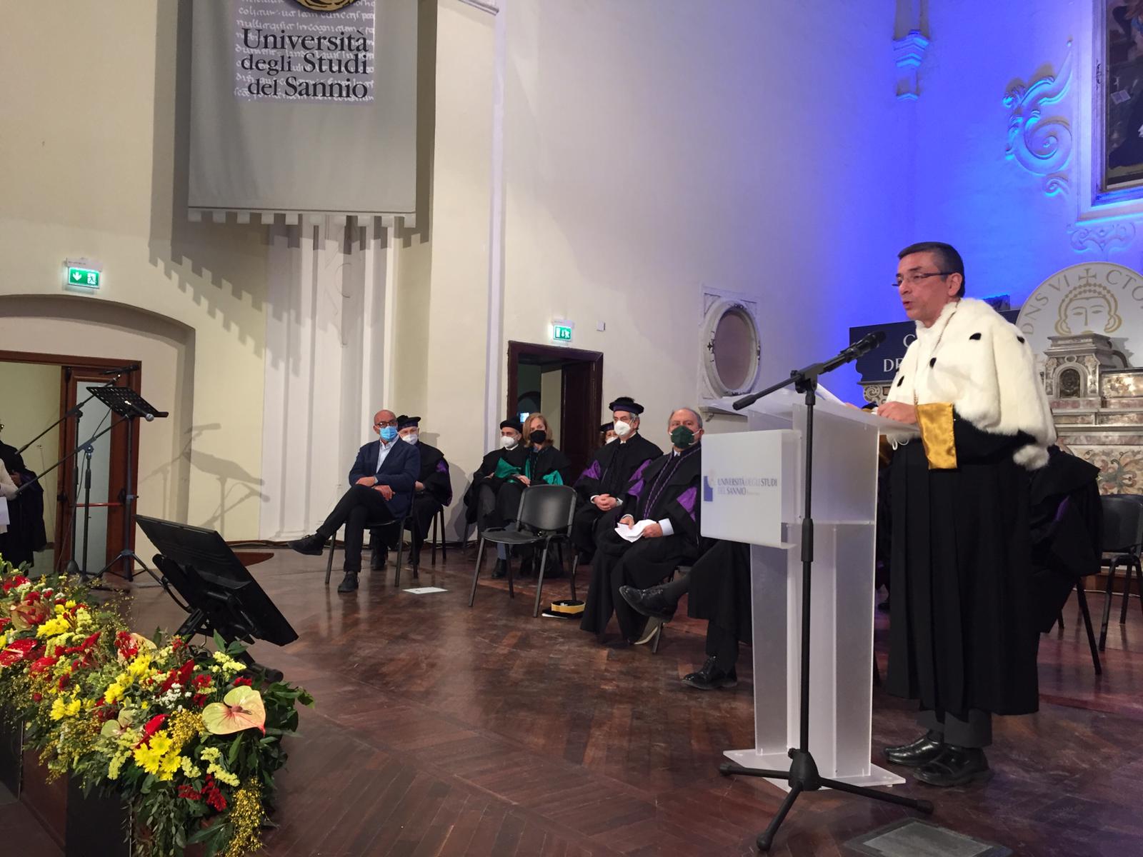 Unisannio, conferita laurea ad Honorem a padre Antonio Loffredo, il parroco del Rione Sanità