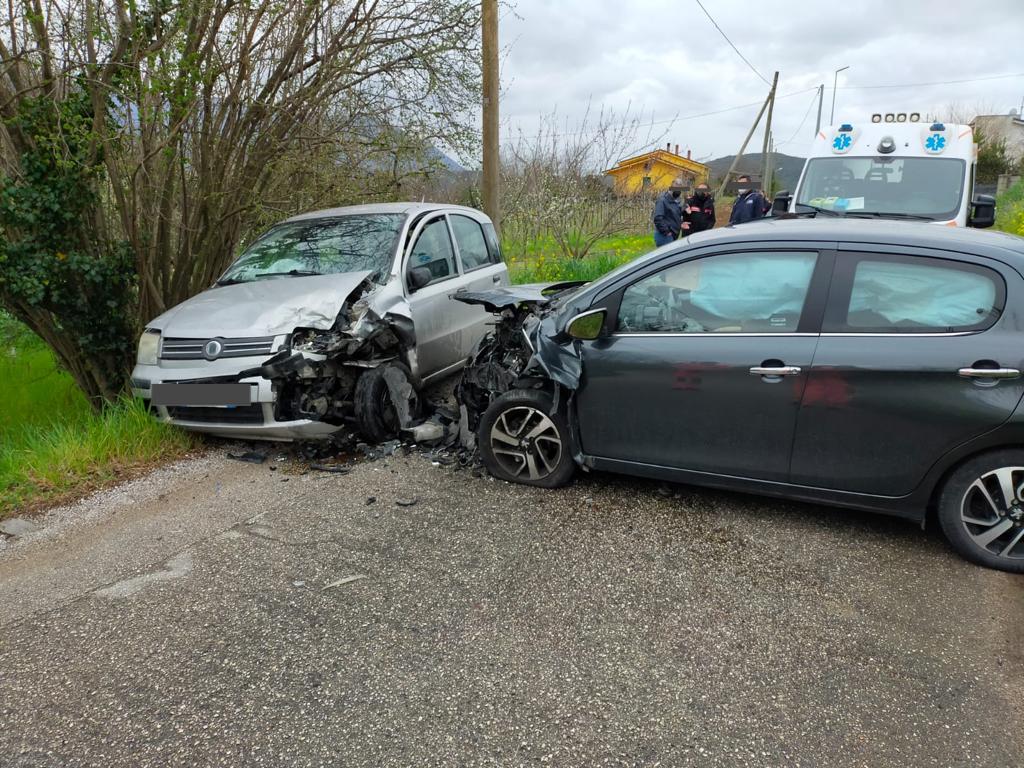 San Lorenzello, scontro tra due auto in via Riconca, due feriti