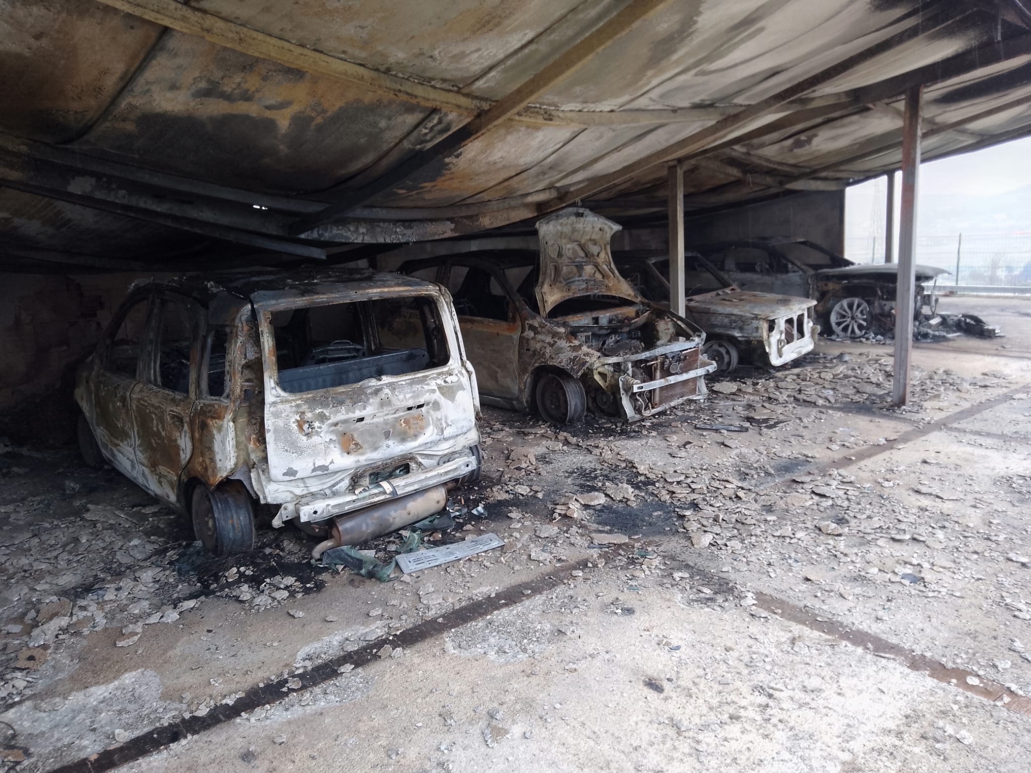 Solopaca:  a fuoco 5 auto, indagano i carabinieri