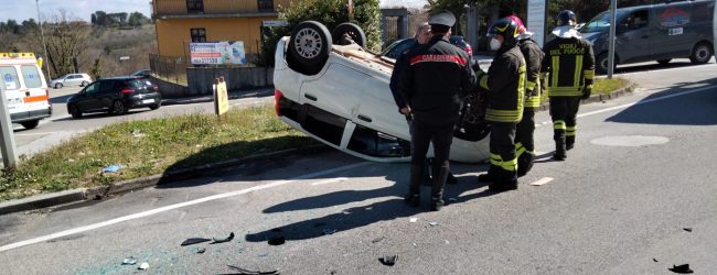 Benevento, auto si ribalta alla Rotonda di Via Aldo Moro