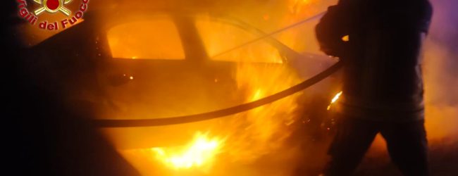 Auto in fiamme nella notte, i roghi prima a Sirignano e poi in piazza del Popolo ad Avellino