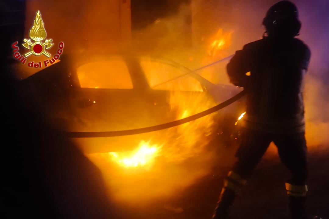 Auto in fiamme nella notte, i roghi prima a Sirignano e poi in piazza del Popolo ad Avellino