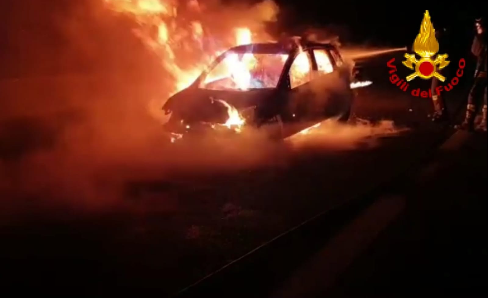 A16/Baiano| Auto in fiamme nella notte sull’autostrada, attimi di paura per le 4 persone a bordo