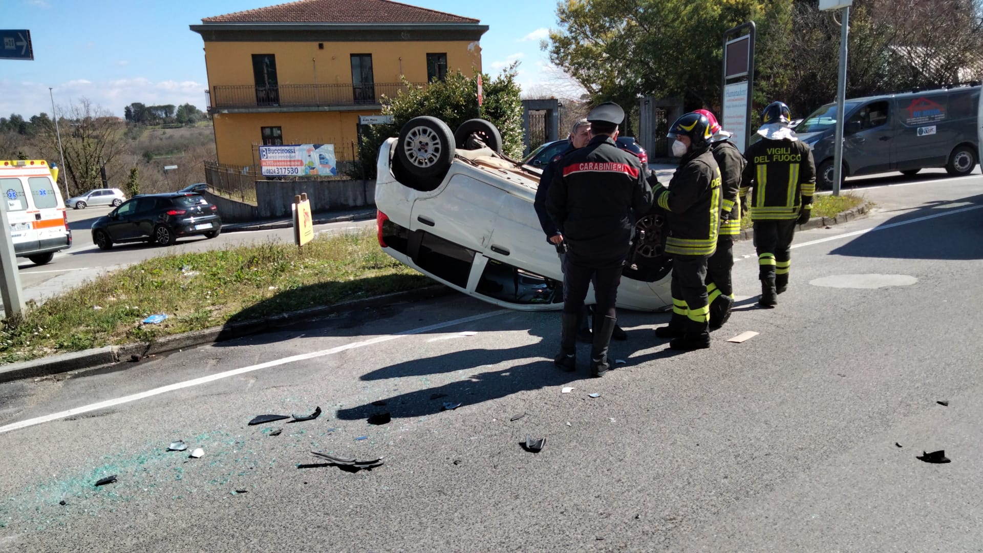Benevento, auto si ribalta alla Rotonda di Via Aldo Moro