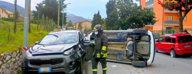 Montoro| Carambola tra tre auto, una si ribalta: tre feriti trasportati in ospedale