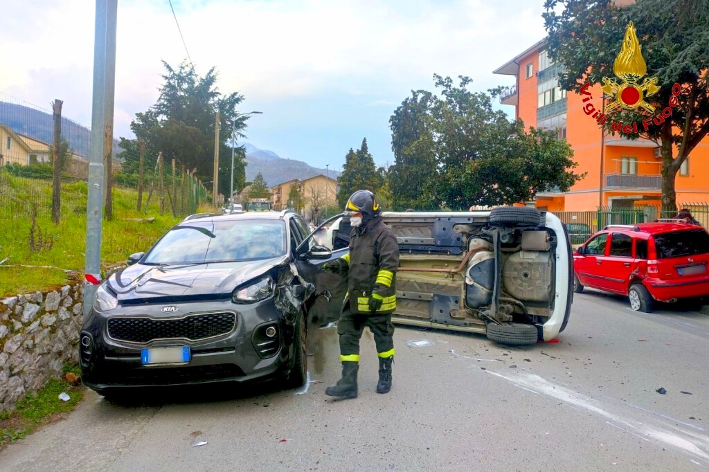 Montoro| Carambola tra tre auto, una si ribalta: tre feriti trasportati in ospedale