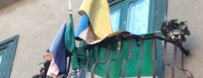 Sant’Agata de’ Goti, la bandiera ucraina al balcone di palazzo De Blasio-Mongillo