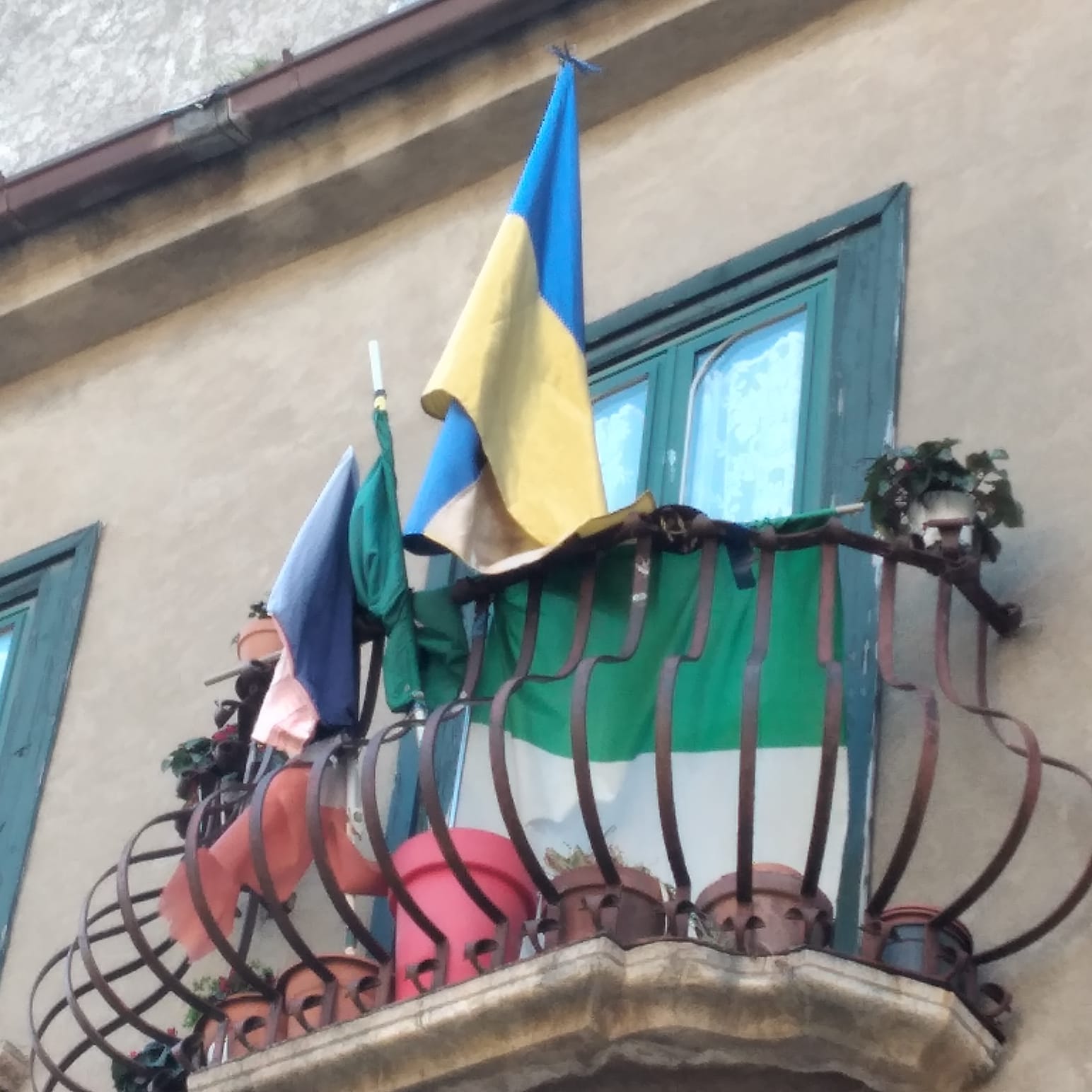 Sant’Agata de’ Goti, la bandiera ucraina al balcone di palazzo De Blasio-Mongillo