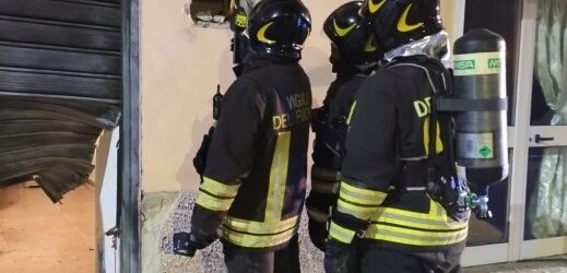 Altavilla Irpina| Bomba carta esplode nella notte davanti ad un garage: danni a un’auto, vetri rotti e grande spavento