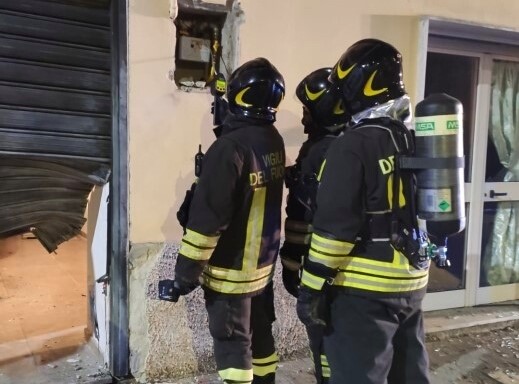 Altavilla Irpina| Bomba carta esplode nella notte davanti ad un garage: danni a un’auto, vetri rotti e grande spavento