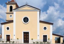 Torna a casa per I funerali del giovane fratello, muore colta da infarto