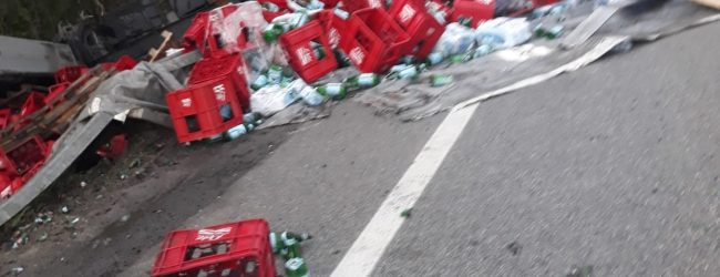 Tir si ribalta sulla Telesina, miracolosamente salvo il conducente