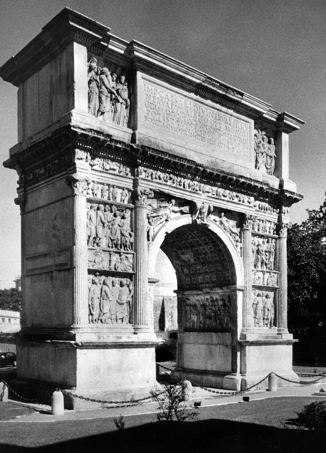 Arco di Traiano monumento nazionale: dalla Sicilia arriva lo scatto del maestro Leone.