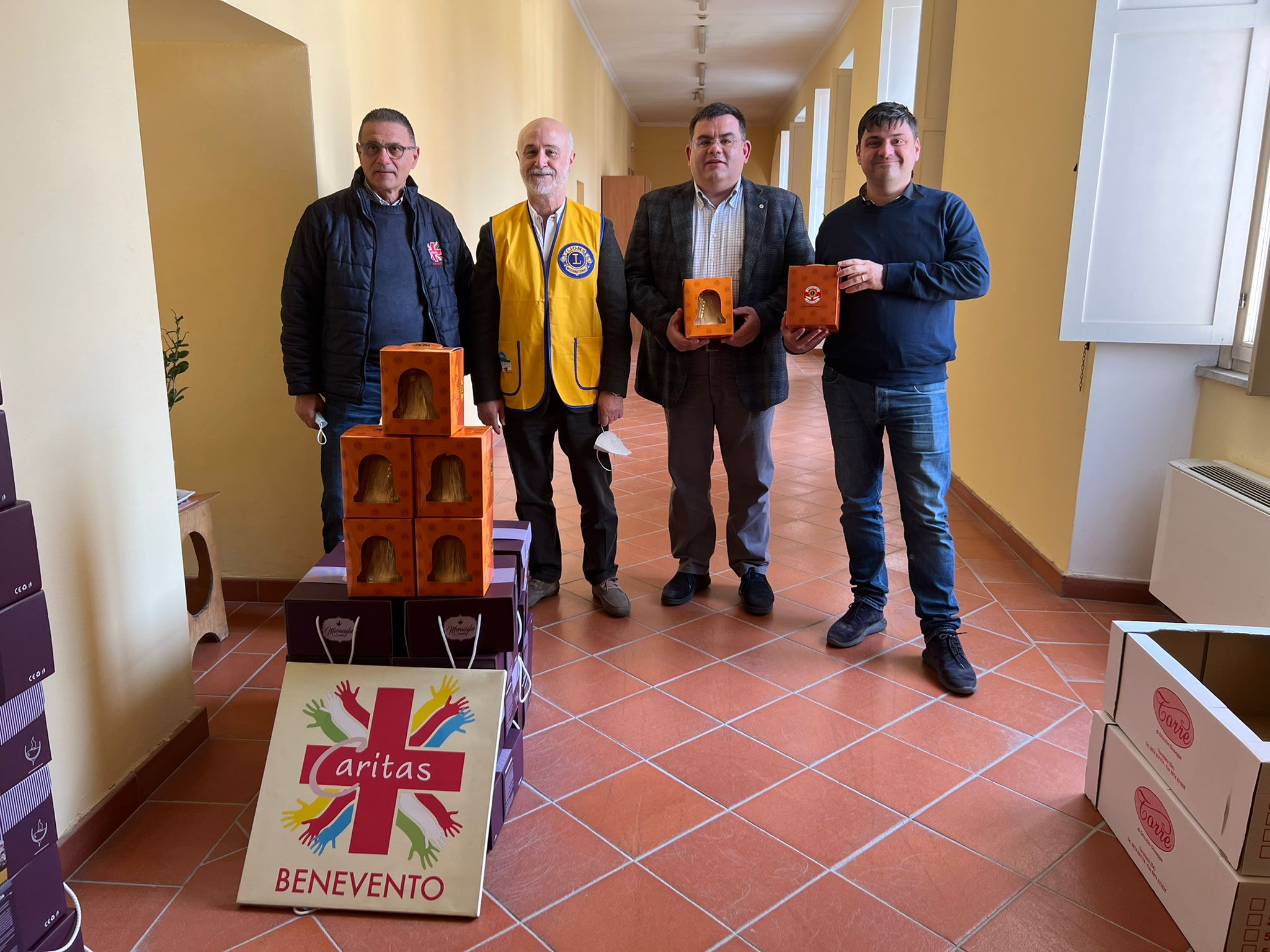 La solidarietà del Lions Club Benevento Arco Traiano: inviati farmaci in Ucraini e consegnati dolci pasquali alle famiglie ospitate alla Caritas