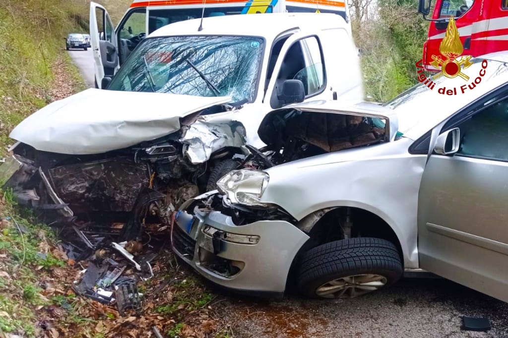 Chianche| Scontro tra due auto sulla ss 88, un uomo e una donna trasportati al Moscati