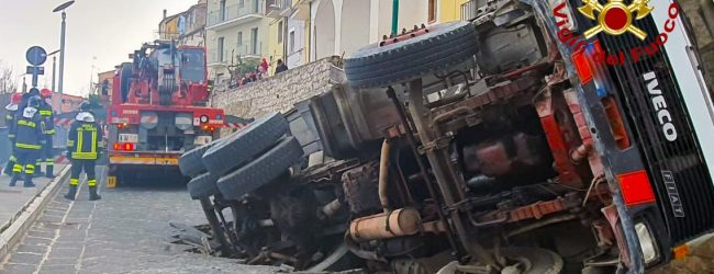 Ariano Irpino| Betoniera in una voragine stradale, arriva l’autogrù dei pompieri