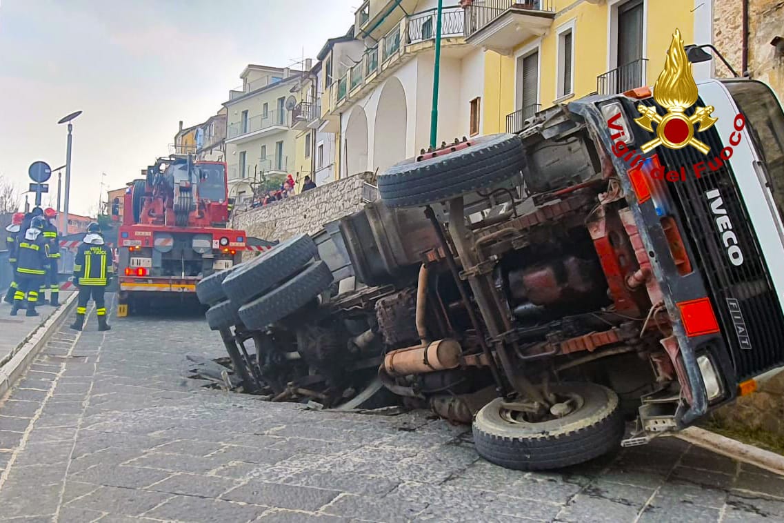 Ariano Irpino| Betoniera in una voragine stradale, arriva l’autogrù dei pompieri