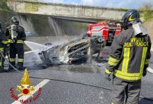 A16, auto si ribalta e prende fuoco: 22enne di Avellino salvo per miracolo