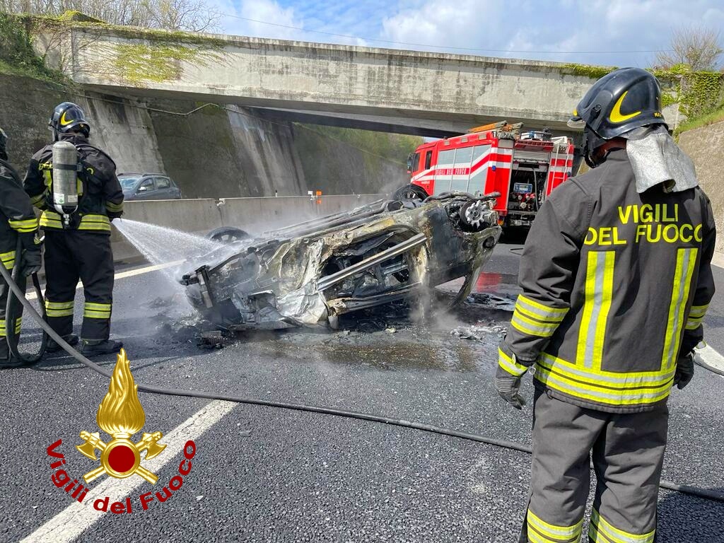 A16, auto si ribalta e prende fuoco: 22enne di Avellino salvo per miracolo