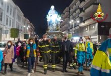 Avellino| Via Crucis, Vigili del fuoco e Misericordia portano a spalla le statue del Cristo e della Madonna