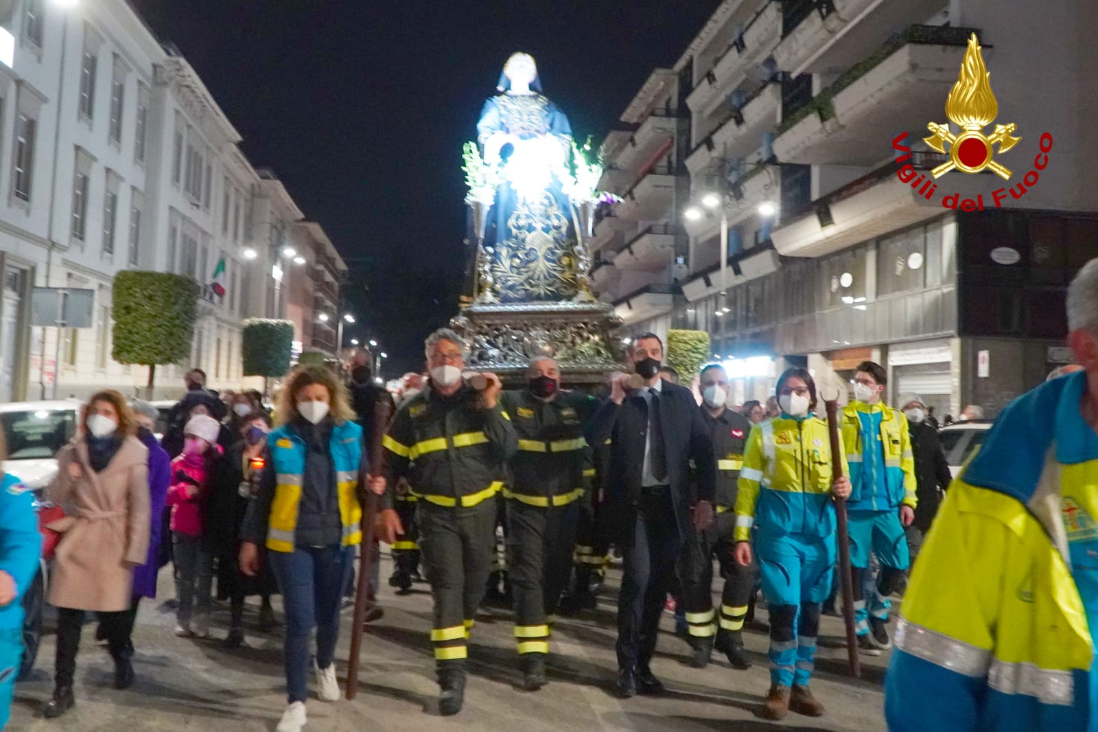 Avellino| Via Crucis, Vigili del fuoco e Misericordia portano a spalla le statue del Cristo e della Madonna