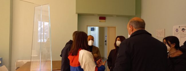 Calcinacci in aula, gli studenti incontrano dirigenti della Provincia. Lunedi sopralluogo della struttura