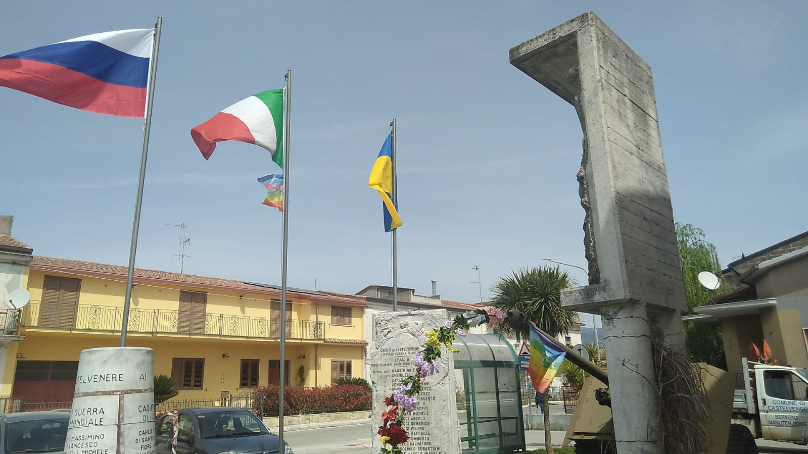 A Castelvenere sventolano bandiere della pace, di Russia e Ucraina