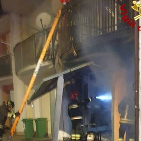 Castelnuovo di Conza| Incendio nella notte devasta appartamento e garage, 47enne in salvo per un soffio