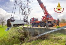 S.Angelo dei L.| Sbanda con l’auto e finisce in un canale di scolo, 29enne salvata da alcuni ragazzi. Sul raccordo 48enne al volante nella scarpata