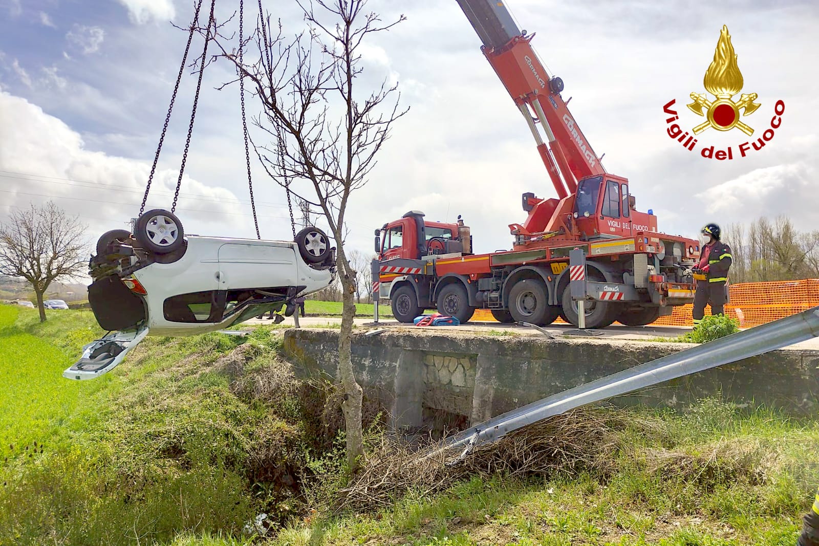S.Angelo dei L.| Sbanda con l’auto e finisce in un canale di scolo, 29enne salvata da alcuni ragazzi. Sul raccordo 48enne al volante nella scarpata