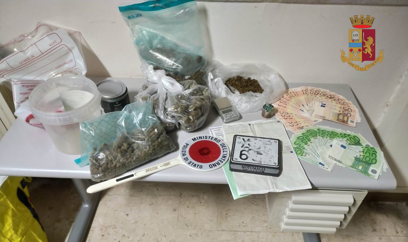 Nascondeva in casa 1 kg di marijuana e 2.900 euro di banconote false, arrestato 56enne: operazione del commissariato di polizia di Cervinara