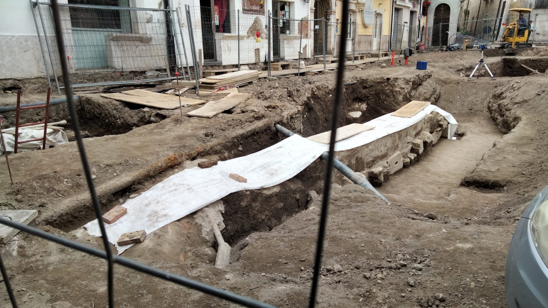 Piazza Piano di Corte, il fascino discreto dell’archeologia
