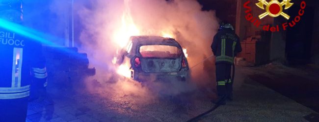 Montefredane| Auto in sosta avvolta dalle fiamme, intervento dei pompieri