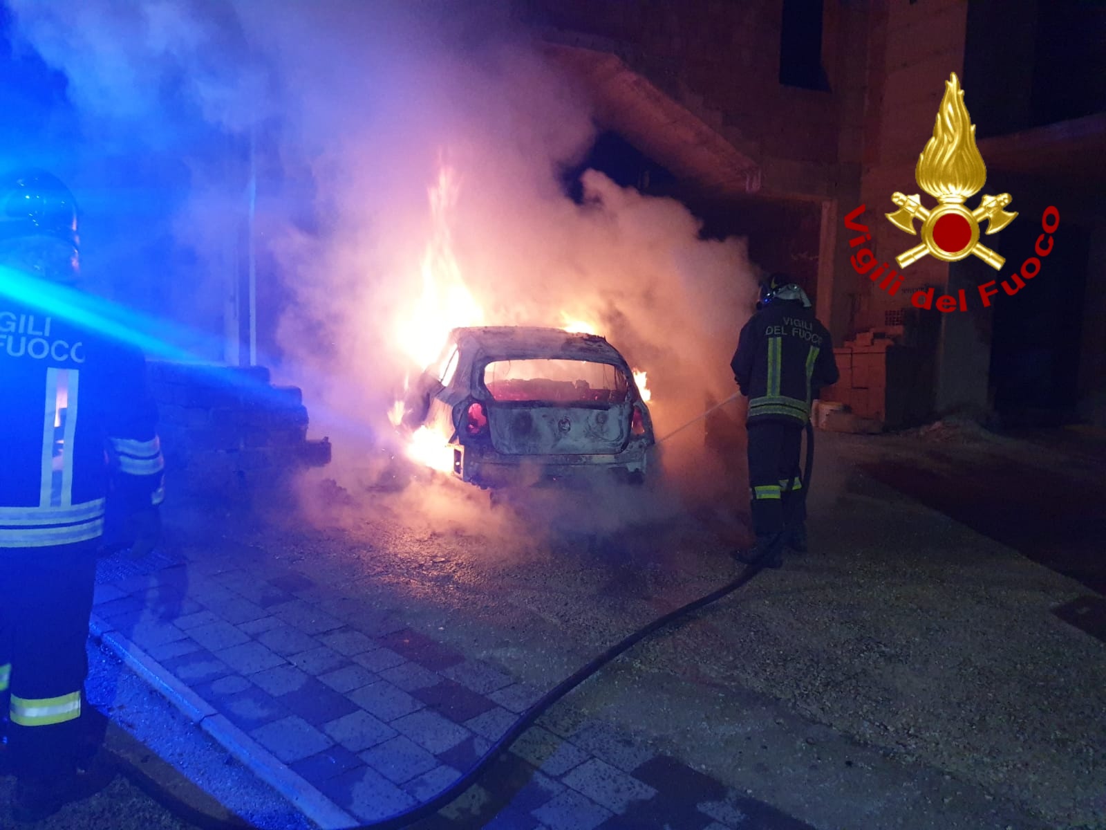 Montefredane| Auto in sosta avvolta dalle fiamme, intervento dei pompieri